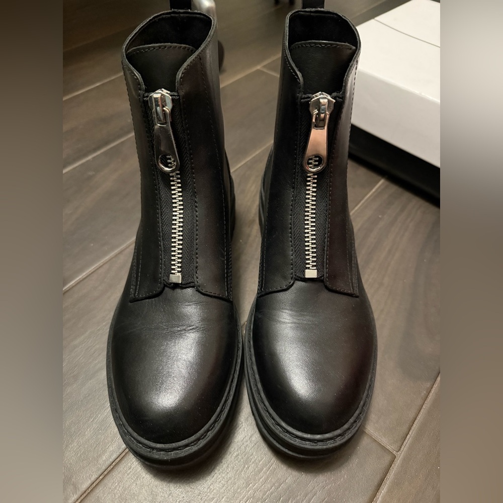 Marc Fisher Black Leather Zipper Ankle Boots. Size 9